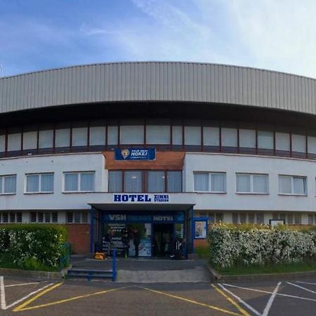 Hotel Zimni Stadion Slaný Kültér fotó