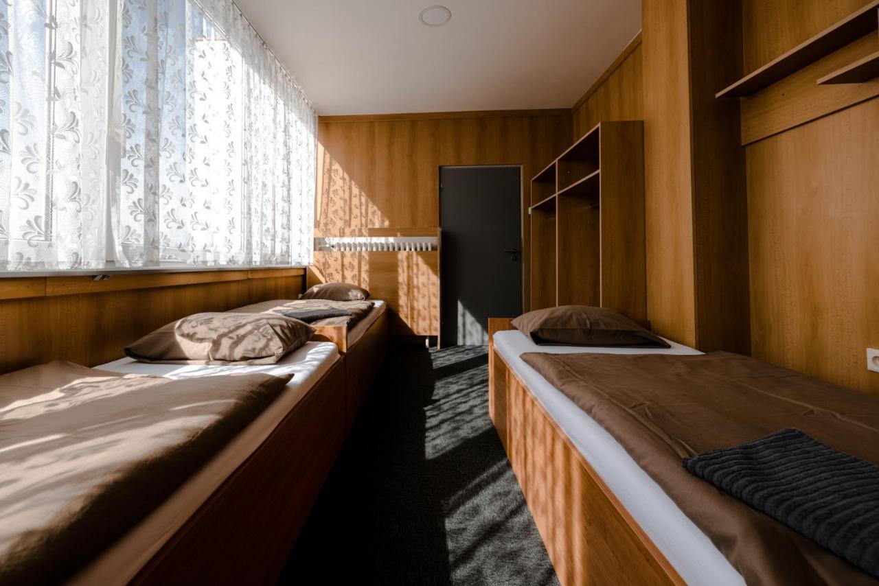 Hotel Zimni Stadion Slaný Kültér fotó