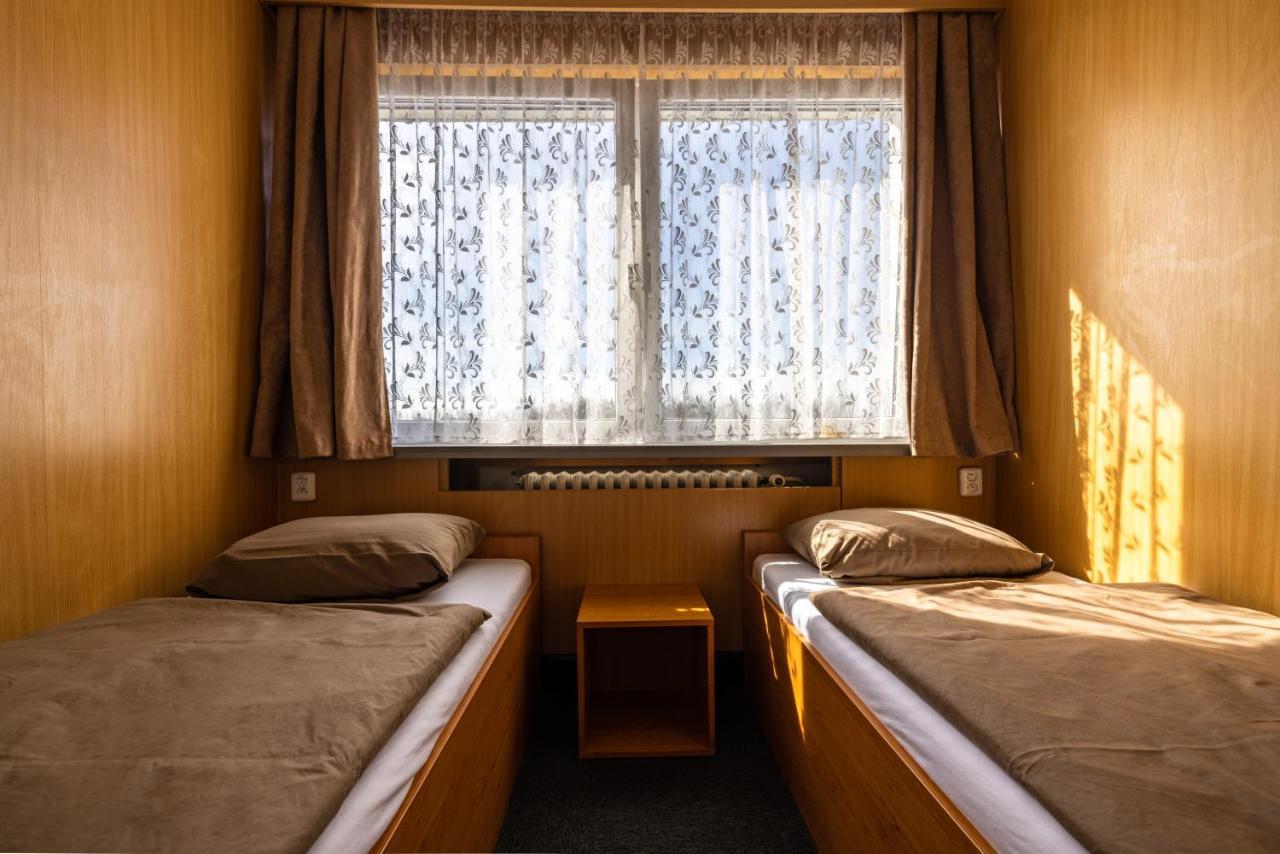 Hotel Zimni Stadion Slaný Kültér fotó