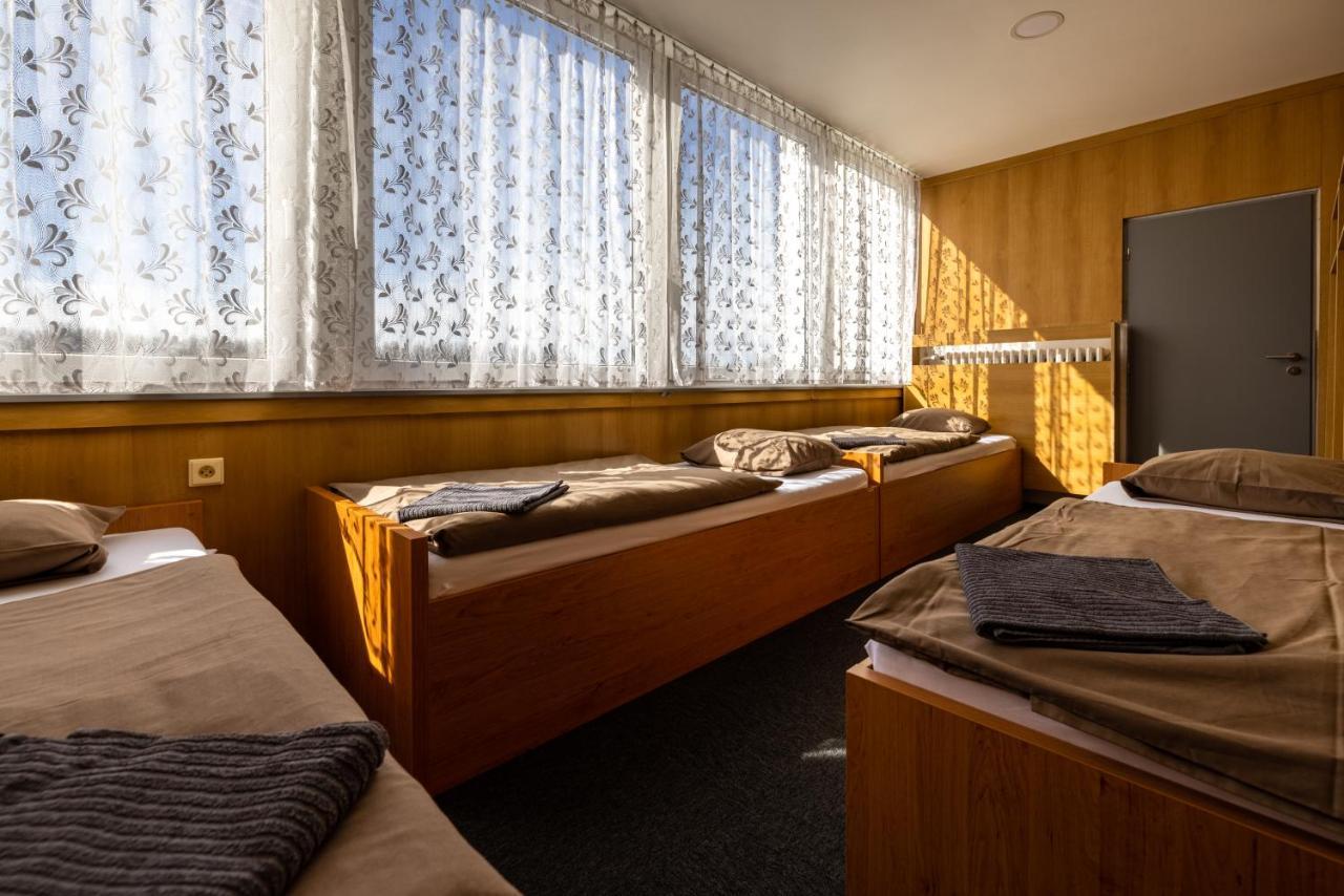 Hotel Zimni Stadion Slaný Kültér fotó